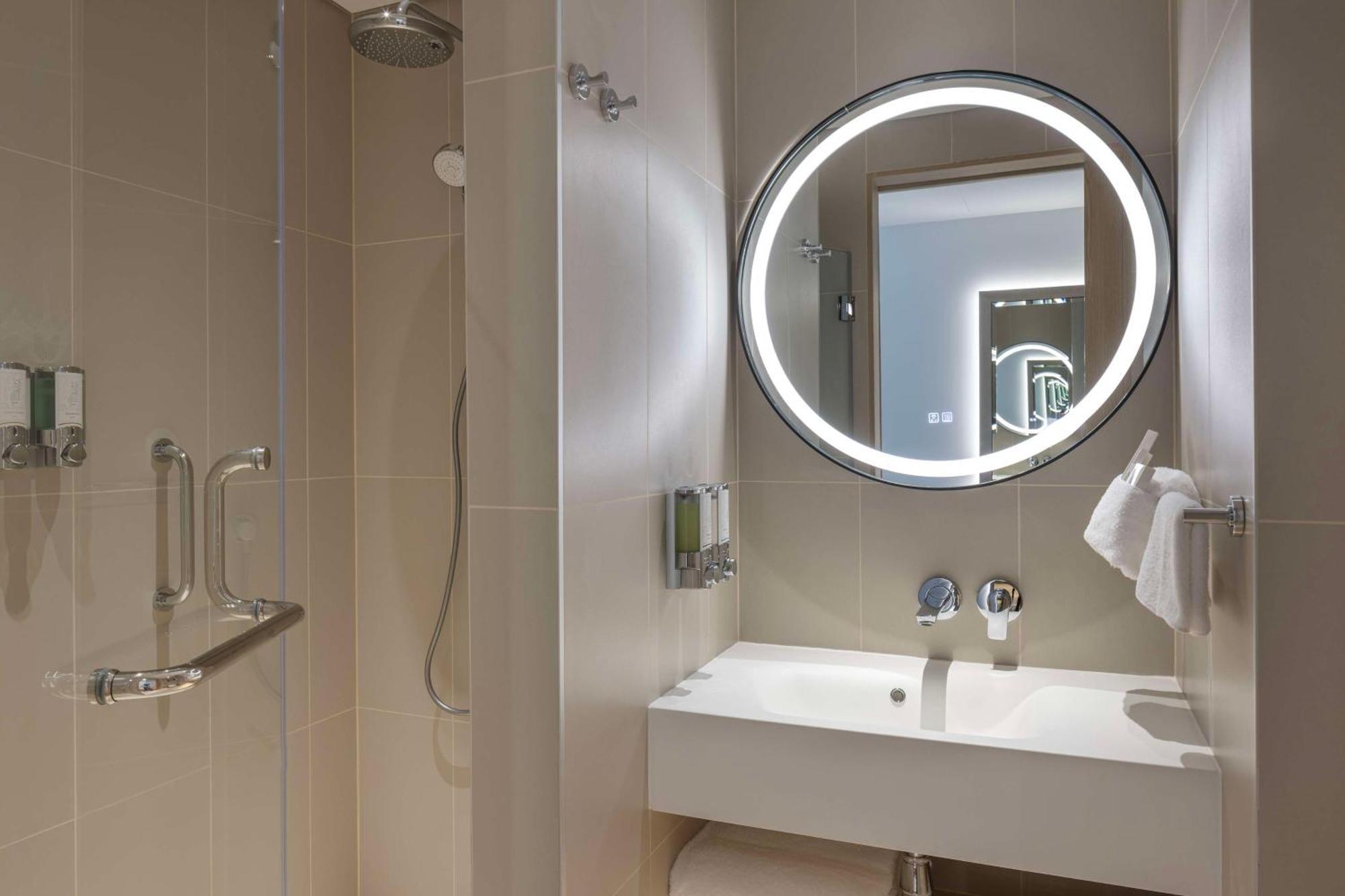 Отель Hampton By Hilton Kuwait Salmiya Кувейт Экстерьер фото