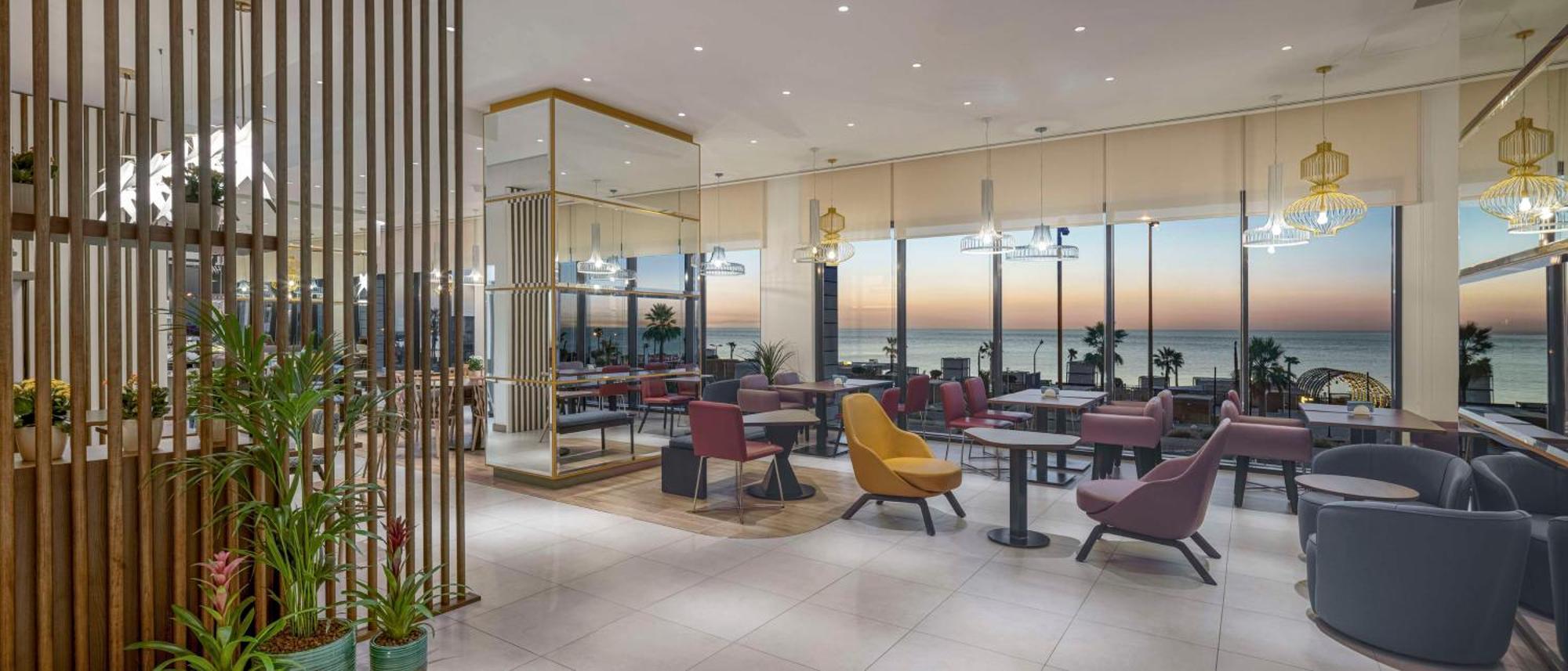 Отель Hampton By Hilton Kuwait Salmiya Кувейт Экстерьер фото